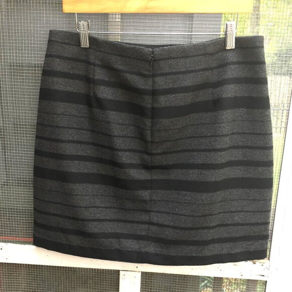 Banana Republic Pencil Mini-Skirt, Size 12, Gray & Black Stripes, Wool Blend - Picture 4 of 8